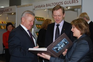 Kultūros ministras Šarūnas Birutis (centre) knygų mugėje