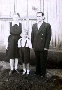 Tremtyje: iš kairės – Malvina, sūnus Mindaugas ir patėvis 